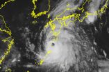 Tifón "extremadamente fuerte" toca tierra en Japón; miles debieron evacuar