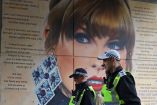 Policías monitorean el concierto de Taylor Swift en el estadio de Wembley, en Londres. (Reuters)