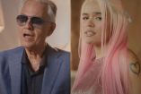 Andrea Bocelli con traje y Karol G con vestido rosa