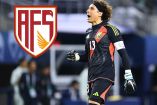 Guillermo Ochoa apretando el puño derecho.