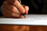 Mano de persona firmando testamento