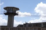 Fachada de un reclusorio en México donde se observa la torre de vigilancia