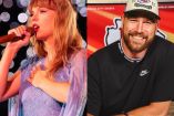 Taylor Swift con vestido morado y Travis Kelce con gorra
