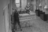 mujer roba ataúd con cuerpo dentro