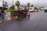 Un hombre parado junto a una carreta que fue arrollada por un vehículo en Monterrey