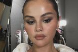 Selena Gomez con bata blanca en vestuario