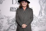 Johnny Depp con traje y sombrero en gala de Dior