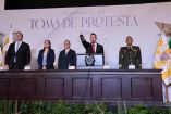 El presidente municipal estuvo acompañado por la gobernadora de Chihuahua también panista, María Eugenia Campos, así como por dos ex gobernadores priistas y el dirigente nacional del PRD, Jesús Zambrano