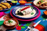 Platillos tradicionales mexicanos con adornos de fiestas patrias