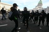 Decenas de personas protestaron a las afueras del Congreso tras la confirmación del veto. (Reuters)