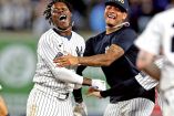 Beisbolistas de Yankees celebrando.