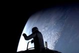 Multimillonario hace historia y realiza caminata espacial privada
