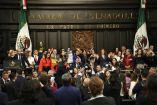 Senadores panistas toman la tribuna durante la discusión de la Reforma al Poder Judicial