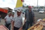 Guardias de seguridad de tienda tiran las donas a un vendedor en Uruapan