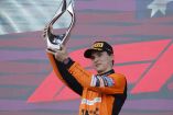 Oscar Piastri con el trofeo del GP de Azerbaiyán.