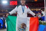Marco Verde luce bandera de México tras ganar medalla de plata en los Juegos de París.