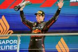'Checo' Pérez levantando el trofeo en Singapur.