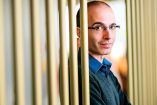 “Antes, las tecnologías estaban en poder de los seres humanos, ellos decidían cómo y dónde. La inteligencia artificial puede tomar decisiones por sí misma”, Yuval Noah Harari, filósofo. Foto: Cortesía Editorial Debate