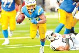 Jugador de los Chargers acarreando el balón.