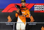 Lando Norris con el trofeo del GP de Singapur.