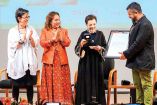 La fotógrafa Graciela Iturbide recogió la Medalla Bellas Artes de Oro 2024 de manos de Lucina Ji-ménez, directora del INBAL. Foto: Cortesía Aldo Vargas Hernández