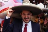 Martí Batres con un sombrero.