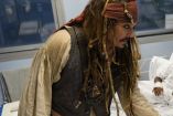 Johnny Depp vestido como Jack Sparrow visitando a niños con cáncer