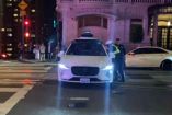 En el video de ABC se observa a un policía removiendo el robotaxi de Waymo (Especial)