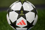 Balón de la Champions League sobre el césped.