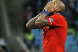 Arturo Vidal se lamenta mientras defiende la playera de la Selección de Chile.
