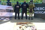 Elementos del Ejército y la Fiscalía del Estado de Guerrero exponen el arsenal asegurado tras un enfrentamiento en Teloloapan