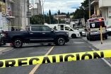 Ambulancias y una camioneta negra estacionadas en calles de Tlaxcala