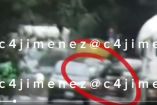 La conductora esperaba la luz vede del semáforo, cuando dos sujetos a bordo de una motocicleta se le emparejaron en su ventanilla