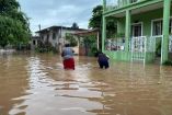 Habitantes de Oaxaca durante inundación en las regiones del Istmo y Costa
