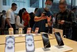 Los hombres trataron de engañar a Apple con teléfonos falsos. (Reuters)