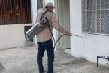 Personal de la Secretaría de Salud realiza una fumigación contra el mosquito que trasmite el dengue