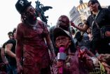 Personas disfrazadas de zombies en marcha de CDMX