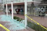 Vidrios rotos en el INAI tras ataque con piedras y hasta un martillo en Coyoacán. Foto: Rodolfo Dorantes