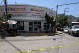 Policías y patrullas estacionadas afuera de un Banco Azteca de Acapulco, Guerrero