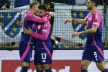 Jugadores de Alemania celebran gol ante Bosnia y tres puntos como visitante.