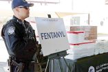 Agente de EU custodia fentanilo decomisado.