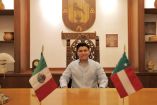 Hijo del gobernador de Yucatán causa polémica por sentarse en la silla oficial