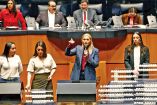  Lizeth Sánchez, Jasmine Bugarín, Verónica Camino y Julieta Ramírez, todas de la Mesa Directiva, se encargaron de acomodar las urnas, meter las pelotas numeradas, sacarlas y cantar a los sorteados. Foto: Especial