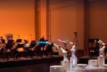 robot dirige orquesta