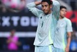 Luis Romo se lamenta en pleno partido de la Selección Mexicana.