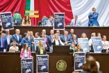 Los legisladores de oposición tomaron la tribuna de la Cámara de Diputados para mostrar su rechazo al aval de las leyes secundarias a la reforma judicial. También llevaron una corona de flores. Fotos: Cuartoscuro