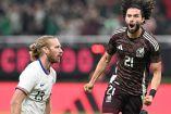 César 'Chino' Huerta celebra gol frente a Estados Unidos.