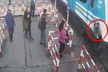 El hombre estuvo a punto de ser arrollado por el tren. (Especial)
