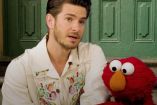 Andrew Garfield con Elmo hablando en video