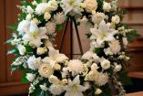 Corona de flores blancas en funeral
